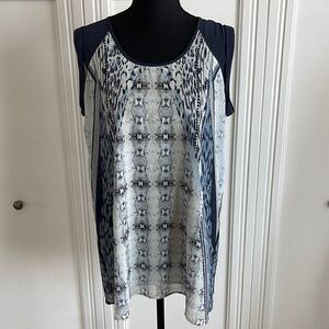 ‎CAbi navy multi print sleeveless top size medium